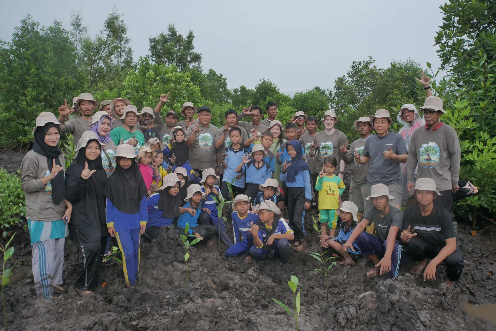 Community members and Yayasan Gambut partners at a mangrove restoration site