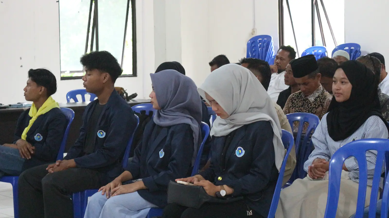 Masyarakat dan peserta muda mengikuti pelatihan di Pedekik