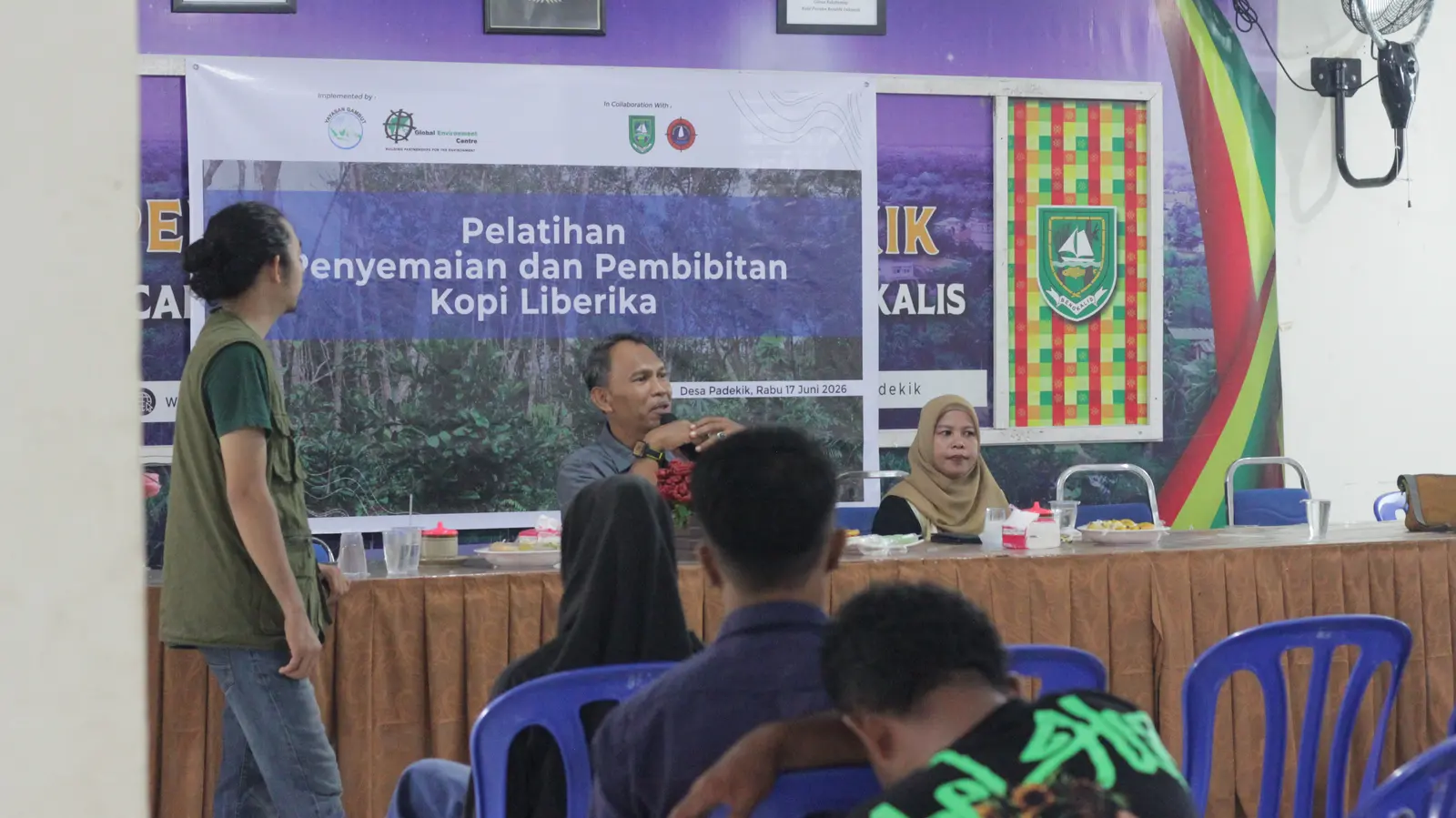 Sesi penyampaian materi pelatihan kopi Liberika di Pedekik