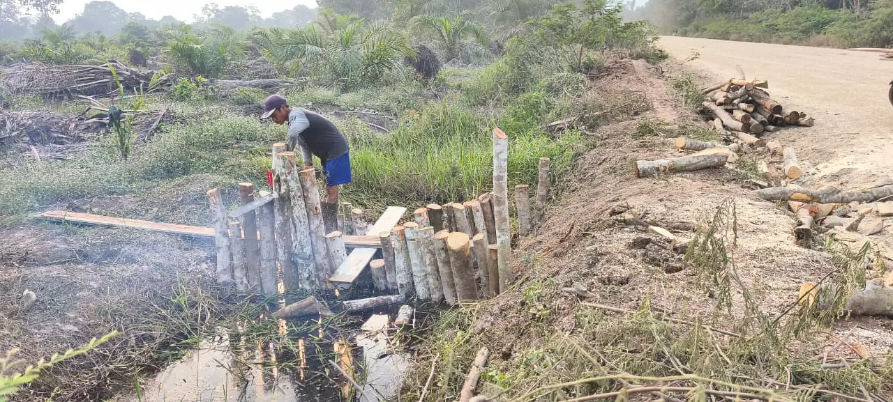 Pemasangan struktur kayu sekat kanal di Temiang
